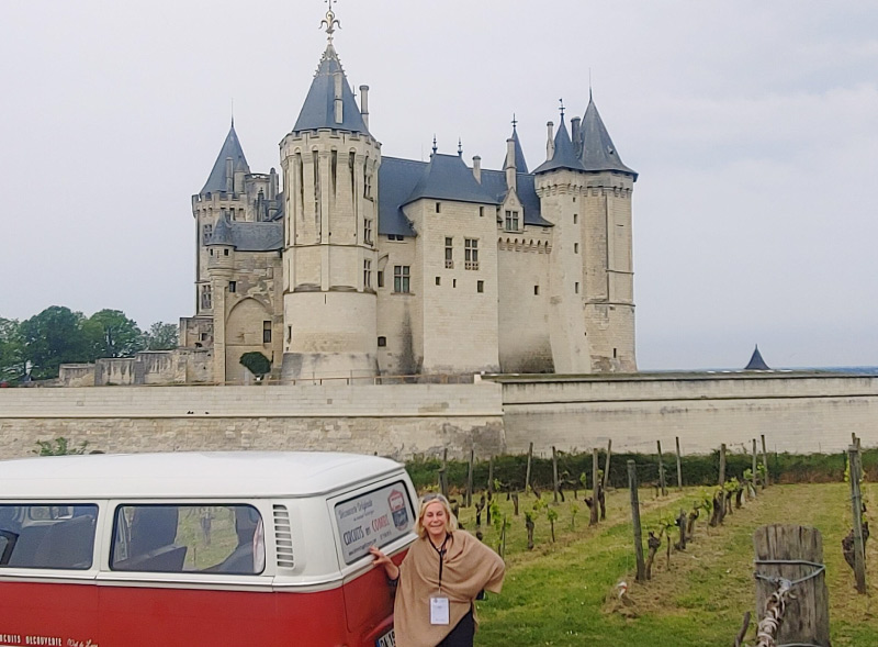 Melanie in front of a castle