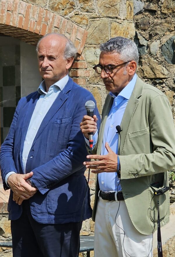 Lamberto Frescobaldi, Marchesi di Frescobaldi (left) with Giuseppe Renna, Director of the Gorgona Penitentiary addressing the guests.